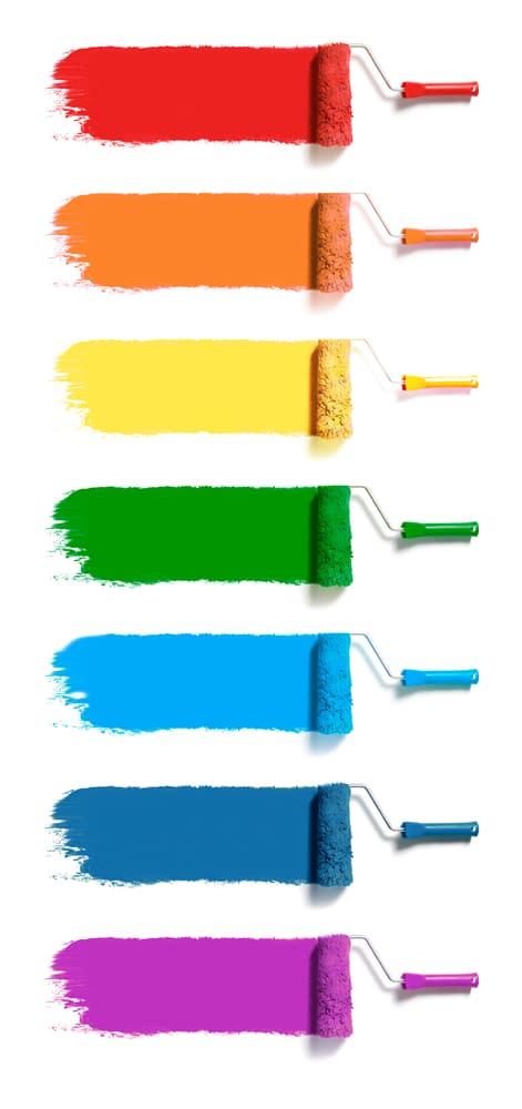 Brochazos de colores con rodilloen pared